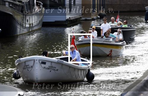 Amsterdam 11 augustus 2024
Jort Kelder en (een) vriendin op zijn sloep op de grachten van Amsterdam op mooie zonnige zondagmiddag . Ze varen naar zijn huis / appartement in omgeving Artis.