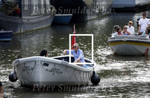 Amsterdam 11 augustus 2024
Jort Kelder en (een) vriendin op zijn sloep op de grachten van Amsterdam op mooie zonnige zondagmiddag . Ze varen naar zijn huis / appartement in omgeving Artis.