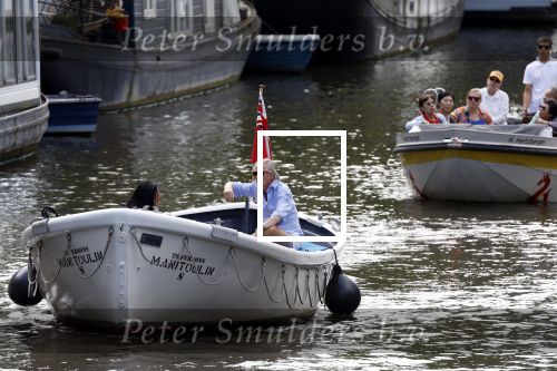 Amsterdam 11 augustus 2024
Jort Kelder en (een) vriendin op zijn sloep op de grachten van Amsterdam op mooie zonnige zondagmiddag . Ze varen naar zijn huis / appartement in omgeving Artis.