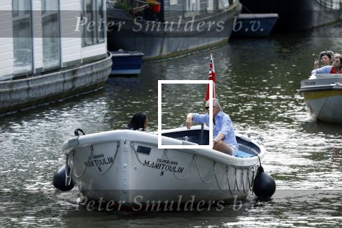 Amsterdam 11 augustus 2024
Jort Kelder en (een) vriendin op zijn sloep op de grachten van Amsterdam op mooie zonnige zondagmiddag . Ze varen naar zijn huis / appartement in omgeving Artis.