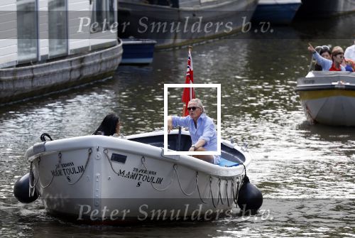 Amsterdam 11 augustus 2024
Jort Kelder en (een) vriendin op zijn sloep op de grachten van Amsterdam op mooie zonnige zondagmiddag . Ze varen naar zijn huis / appartement in omgeving Artis.