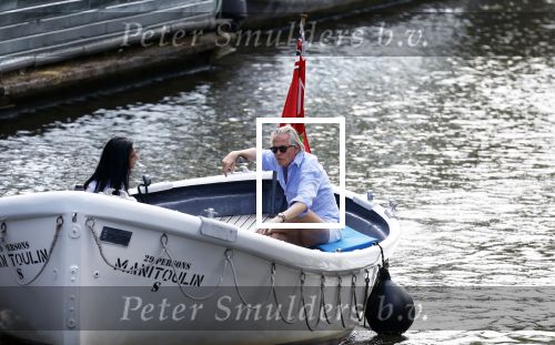 Amsterdam 11 augustus 2024
Jort Kelder en (een) vriendin op zijn sloep op de grachten van Amsterdam op mooie zonnige zondagmiddag . Ze varen naar zijn huis / appartement in omgeving Artis.