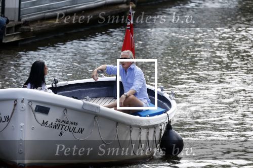 Amsterdam 11 augustus 2024
Jort Kelder en (een) vriendin op zijn sloep op de grachten van Amsterdam op mooie zonnige zondagmiddag . Ze varen naar zijn huis / appartement in omgeving Artis.
