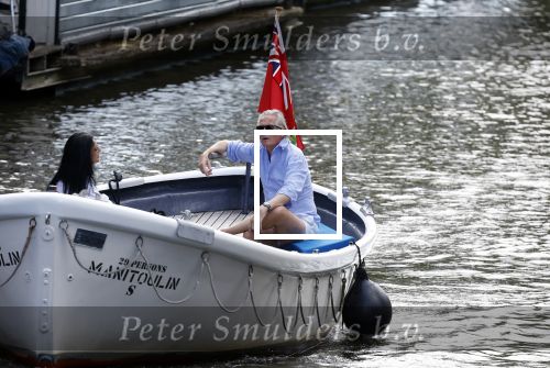 Amsterdam 11 augustus 2024
Jort Kelder en (een) vriendin op zijn sloep op de grachten van Amsterdam op mooie zonnige zondagmiddag . Ze varen naar zijn huis / appartement in omgeving Artis.