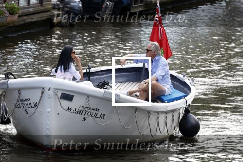 Amsterdam 11 augustus 2024
Jort Kelder en (een) vriendin op zijn sloep op de grachten van Amsterdam op mooie zonnige zondagmiddag . Ze varen naar zijn huis / appartement in omgeving Artis.