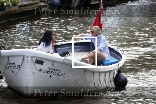 Amsterdam 11 augustus 2024
Jort Kelder en (een) vriendin op zijn sloep op de grachten van Amsterdam op mooie zonnige zondagmiddag . Ze varen naar zijn huis / appartement in omgeving Artis.