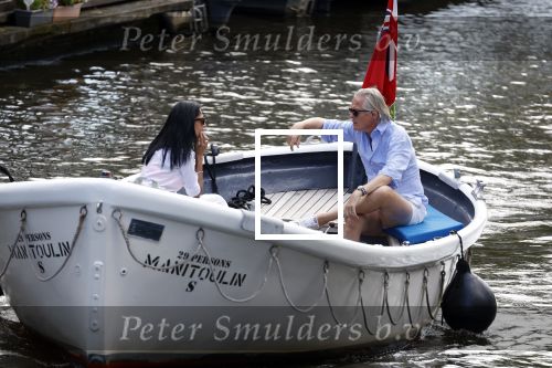 Amsterdam 11 augustus 2024
Jort Kelder en (een) vriendin op zijn sloep op de grachten van Amsterdam op mooie zonnige zondagmiddag . Ze varen naar zijn huis / appartement in omgeving Artis.