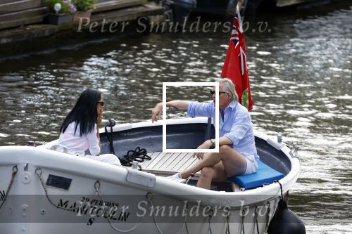 Amsterdam 11 augustus 2024
Jort Kelder en (een) vriendin op zijn sloep op de grachten van Amsterdam op mooie zonnige zondagmiddag . Ze varen naar zijn huis / appartement in omgeving Artis.