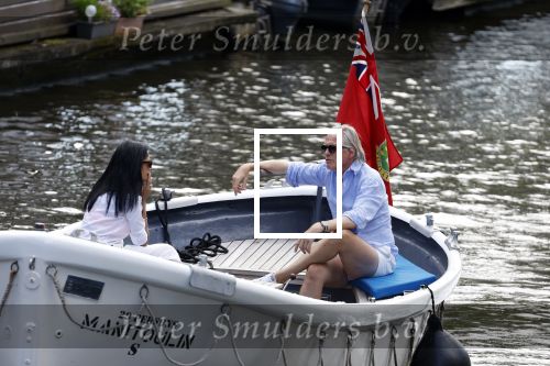 Amsterdam 11 augustus 2024
Jort Kelder en (een) vriendin op zijn sloep op de grachten van Amsterdam op mooie zonnige zondagmiddag . Ze varen naar zijn huis / appartement in omgeving Artis.