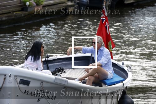 Amsterdam 11 augustus 2024
Jort Kelder en (een) vriendin op zijn sloep op de grachten van Amsterdam op mooie zonnige zondagmiddag . Ze varen naar zijn huis / appartement in omgeving Artis.