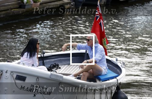 Amsterdam 11 augustus 2024
Jort Kelder en (een) vriendin op zijn sloep op de grachten van Amsterdam op mooie zonnige zondagmiddag . Ze varen naar zijn huis / appartement in omgeving Artis.
