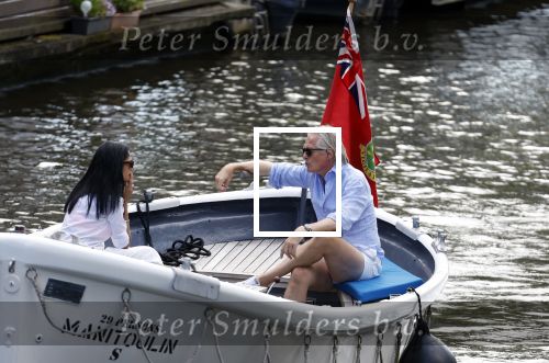 Amsterdam 11 augustus 2024
Jort Kelder en (een) vriendin op zijn sloep op de grachten van Amsterdam op mooie zonnige zondagmiddag . Ze varen naar zijn huis / appartement in omgeving Artis.