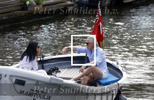 Amsterdam 11 augustus 2024
Jort Kelder en (een) vriendin op zijn sloep op de grachten van Amsterdam op mooie zonnige zondagmiddag . Ze varen naar zijn huis / appartement in omgeving Artis.