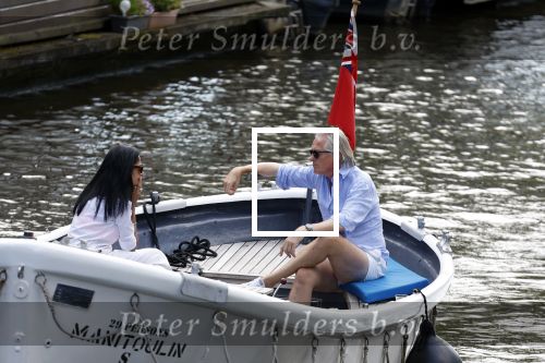 Amsterdam 11 augustus 2024
Jort Kelder en (een) vriendin op zijn sloep op de grachten van Amsterdam op mooie zonnige zondagmiddag . Ze varen naar zijn huis / appartement in omgeving Artis.