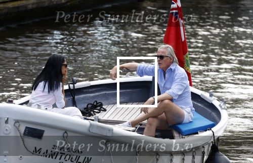 Amsterdam 11 augustus 2024
Jort Kelder en (een) vriendin op zijn sloep op de grachten van Amsterdam op mooie zonnige zondagmiddag . Ze varen naar zijn huis / appartement in omgeving Artis.