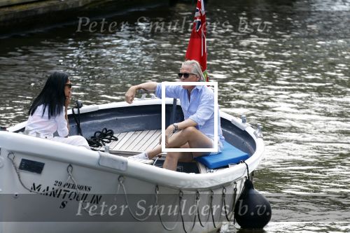 Amsterdam 11 augustus 2024
Jort Kelder en (een) vriendin op zijn sloep op de grachten van Amsterdam op mooie zonnige zondagmiddag . Ze varen naar zijn huis / appartement in omgeving Artis.