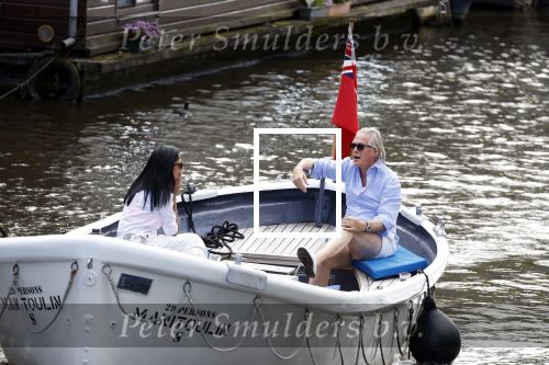 Amsterdam 11 augustus 2024
Jort Kelder en (een) vriendin op zijn sloep op de grachten van Amsterdam op mooie zonnige zondagmiddag . Ze varen naar zijn huis / appartement in omgeving Artis.