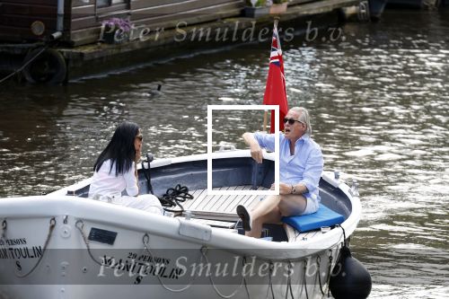 Amsterdam 11 augustus 2024
Jort Kelder en (een) vriendin op zijn sloep op de grachten van Amsterdam op mooie zonnige zondagmiddag . Ze varen naar zijn huis / appartement in omgeving Artis.