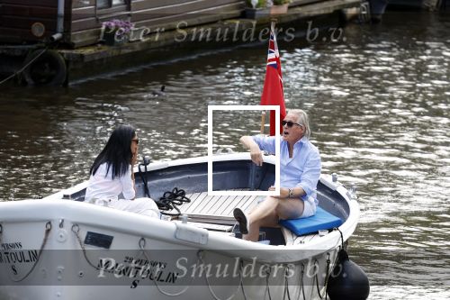 Amsterdam 11 augustus 2024
Jort Kelder en (een) vriendin op zijn sloep op de grachten van Amsterdam op mooie zonnige zondagmiddag . Ze varen naar zijn huis / appartement in omgeving Artis.