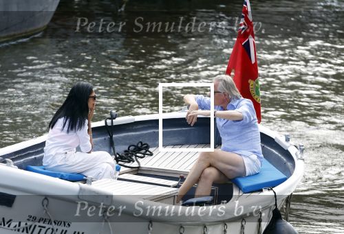 Amsterdam 11 augustus 2024
Jort Kelder en (een) vriendin op zijn sloep op de grachten van Amsterdam op mooie zonnige zondagmiddag . Ze varen naar zijn huis / appartement in omgeving Artis.