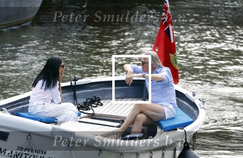 Amsterdam 11 augustus 2024
Jort Kelder en (een) vriendin op zijn sloep op de grachten van Amsterdam op mooie zonnige zondagmiddag . Ze varen naar zijn huis / appartement in omgeving Artis.