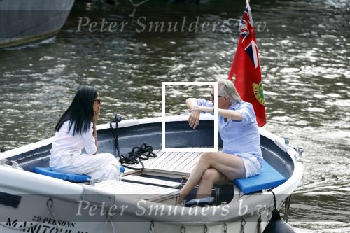 Amsterdam 11 augustus 2024
Jort Kelder en (een) vriendin op zijn sloep op de grachten van Amsterdam op mooie zonnige zondagmiddag . Ze varen naar zijn huis / appartement in omgeving Artis.