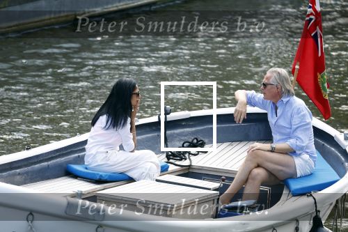 Amsterdam 11 augustus 2024
Jort Kelder en (een) vriendin op zijn sloep op de grachten van Amsterdam op mooie zonnige zondagmiddag . Ze varen naar zijn huis / appartement in omgeving Artis.