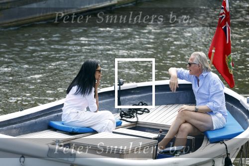 Amsterdam 11 augustus 2024
Jort Kelder en (een) vriendin op zijn sloep op de grachten van Amsterdam op mooie zonnige zondagmiddag . Ze varen naar zijn huis / appartement in omgeving Artis.