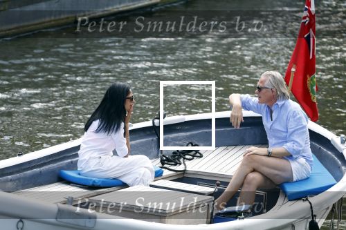 Amsterdam 11 augustus 2024
Jort Kelder en (een) vriendin op zijn sloep op de grachten van Amsterdam op mooie zonnige zondagmiddag . Ze varen naar zijn huis / appartement in omgeving Artis.