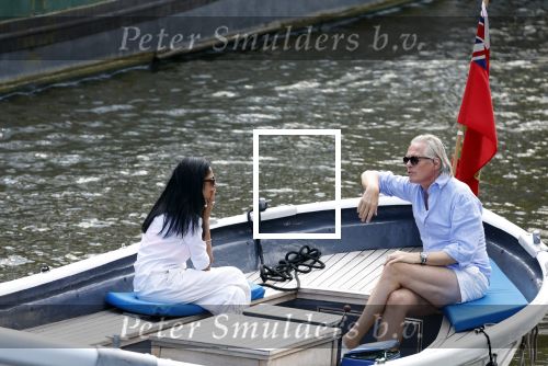 Amsterdam 11 augustus 2024
Jort Kelder en (een) vriendin op zijn sloep op de grachten van Amsterdam op mooie zonnige zondagmiddag . Ze varen naar zijn huis / appartement in omgeving Artis.