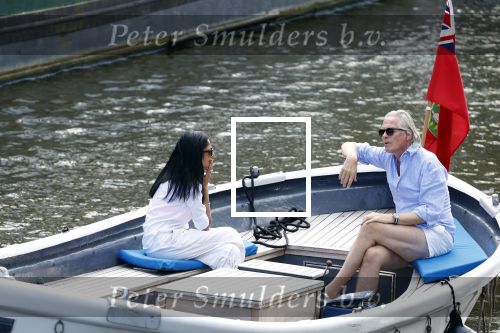 Amsterdam 11 augustus 2024
Jort Kelder en (een) vriendin op zijn sloep op de grachten van Amsterdam op mooie zonnige zondagmiddag . Ze varen naar zijn huis / appartement in omgeving Artis.