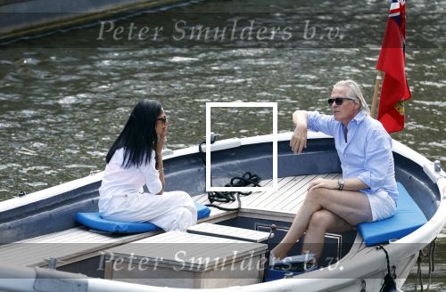Amsterdam 11 augustus 2024
Jort Kelder en (een) vriendin op zijn sloep op de grachten van Amsterdam op mooie zonnige zondagmiddag . Ze varen naar zijn huis / appartement in omgeving Artis.