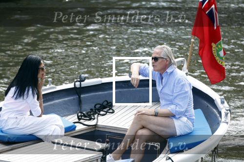 Amsterdam 11 augustus 2024
Jort Kelder en (een) vriendin op zijn sloep op de grachten van Amsterdam op mooie zonnige zondagmiddag . Ze varen naar zijn huis / appartement in omgeving Artis.