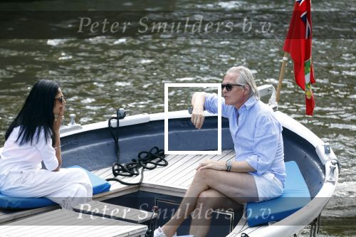 Amsterdam 11 augustus 2024
Jort Kelder en (een) vriendin op zijn sloep op de grachten van Amsterdam op mooie zonnige zondagmiddag . Ze varen naar zijn huis / appartement in omgeving Artis.
