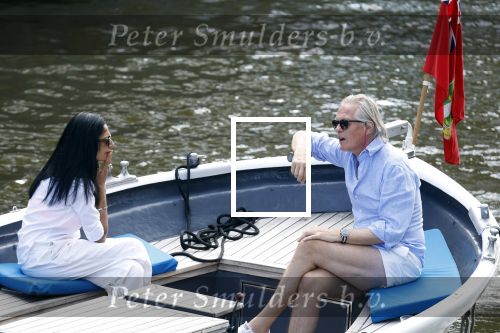 Amsterdam 11 augustus 2024
Jort Kelder en (een) vriendin op zijn sloep op de grachten van Amsterdam op mooie zonnige zondagmiddag . Ze varen naar zijn huis / appartement in omgeving Artis.