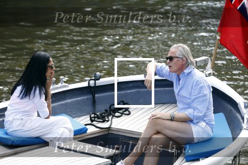 Amsterdam 11 augustus 2024
Jort Kelder en (een) vriendin op zijn sloep op de grachten van Amsterdam op mooie zonnige zondagmiddag . Ze varen naar zijn huis / appartement in omgeving Artis.
