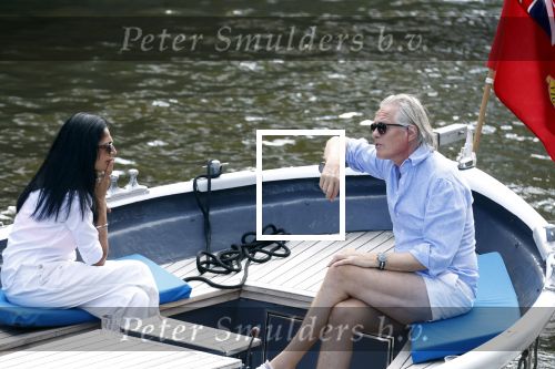 Amsterdam 11 augustus 2024
Jort Kelder en (een) vriendin op zijn sloep op de grachten van Amsterdam op mooie zonnige zondagmiddag . Ze varen naar zijn huis / appartement in omgeving Artis.