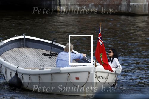 Amsterdam 11 augustus 2024
Jort Kelder en (een) vriendin op zijn sloep op de grachten van Amsterdam op mooie zonnige zondagmiddag . Ze varen naar zijn huis / appartement in omgeving Artis.