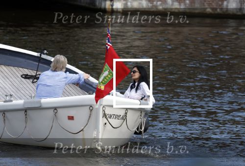 Amsterdam 11 augustus 2024
Jort Kelder en (een) vriendin op zijn sloep op de grachten van Amsterdam op mooie zonnige zondagmiddag . Ze varen naar zijn huis / appartement in omgeving Artis.