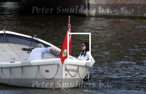 Amsterdam 11 augustus 2024
Jort Kelder en (een) vriendin op zijn sloep op de grachten van Amsterdam op mooie zonnige zondagmiddag . Ze varen naar zijn huis / appartement in omgeving Artis.