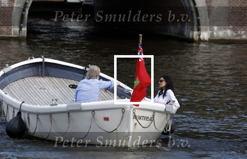 Amsterdam 11 augustus 2024
Jort Kelder en (een) vriendin op zijn sloep op de grachten van Amsterdam op mooie zonnige zondagmiddag . Ze varen naar zijn huis / appartement in omgeving Artis.