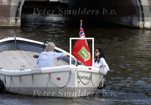 Amsterdam 11 augustus 2024
Jort Kelder en (een) vriendin op zijn sloep op de grachten van Amsterdam op mooie zonnige zondagmiddag . Ze varen naar zijn huis / appartement in omgeving Artis.