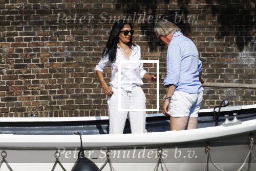 Amsterdam 11 augustus 2024
Jort Kelder en (een) vriendin op zijn sloep op de grachten van Amsterdam op mooie zonnige zondagmiddag . Ze varen naar zijn huis / appartement in omgeving Artis.
