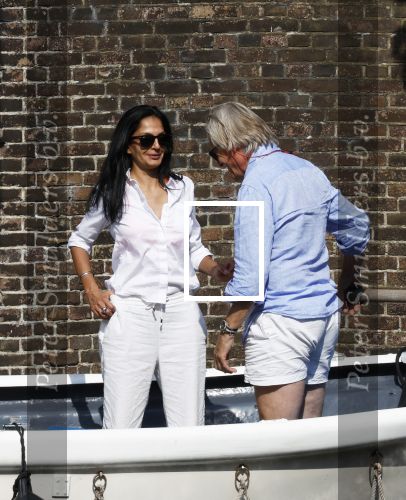 Amsterdam 11 augustus 2024
Jort Kelder en (een) vriendin op zijn sloep op de grachten van Amsterdam op mooie zonnige zondagmiddag . Ze varen naar zijn huis / appartement in omgeving Artis.
