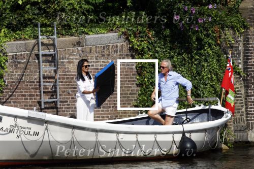 Amsterdam 11 augustus 2024
Jort Kelder en (een) vriendin op zijn sloep op de grachten van Amsterdam op mooie zonnige zondagmiddag . Ze varen naar zijn huis / appartement in omgeving Artis.