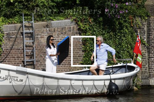 Amsterdam 11 augustus 2024
Jort Kelder en (een) vriendin op zijn sloep op de grachten van Amsterdam op mooie zonnige zondagmiddag . Ze varen naar zijn huis / appartement in omgeving Artis.