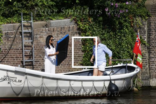 Amsterdam 11 augustus 2024
Jort Kelder en (een) vriendin op zijn sloep op de grachten van Amsterdam op mooie zonnige zondagmiddag . Ze varen naar zijn huis / appartement in omgeving Artis.