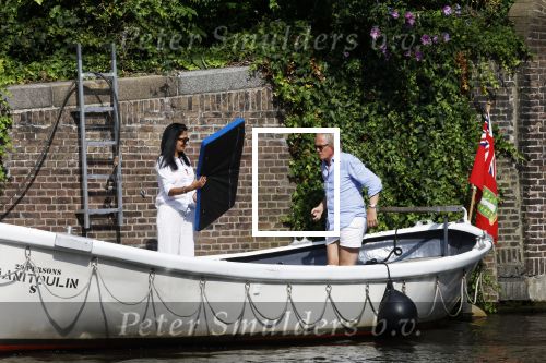 Amsterdam 11 augustus 2024
Jort Kelder en (een) vriendin op zijn sloep op de grachten van Amsterdam op mooie zonnige zondagmiddag . Ze varen naar zijn huis / appartement in omgeving Artis.