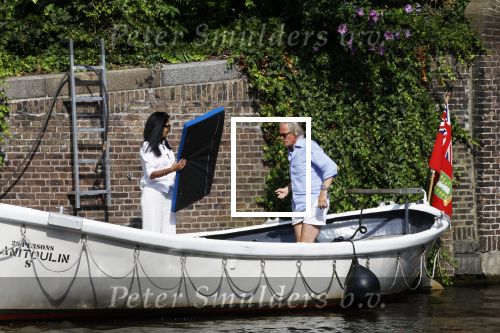 Amsterdam 11 augustus 2024
Jort Kelder en (een) vriendin op zijn sloep op de grachten van Amsterdam op mooie zonnige zondagmiddag . Ze varen naar zijn huis / appartement in omgeving Artis.