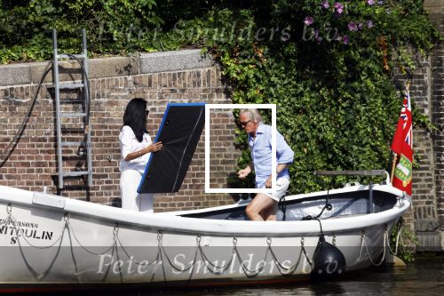 Amsterdam 11 augustus 2024
Jort Kelder en (een) vriendin op zijn sloep op de grachten van Amsterdam op mooie zonnige zondagmiddag . Ze varen naar zijn huis / appartement in omgeving Artis.